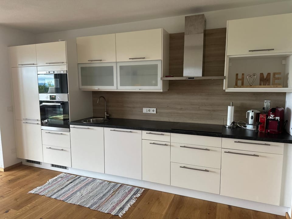 Coffee/tea facilities, Kitchen or kitchenette, dishwasher, oven, stove