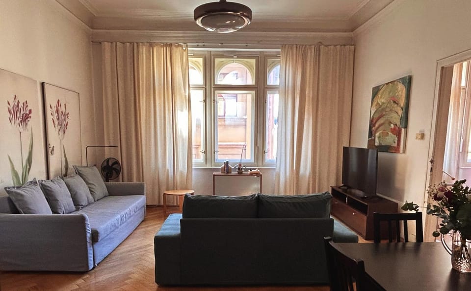 TV and multimedia, Living room, Decorative detail, Seating area, Evening entertainment