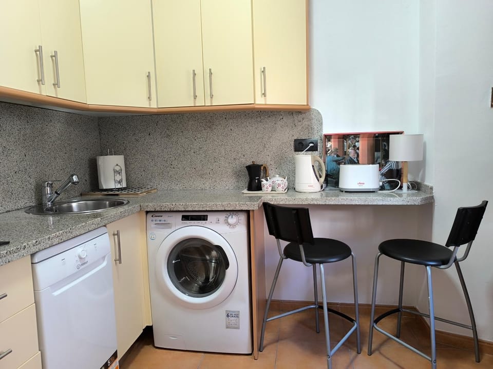 Coffee/tea facilities, Kitchen or kitchenette, dishwasher, stove, toaster, washing machine