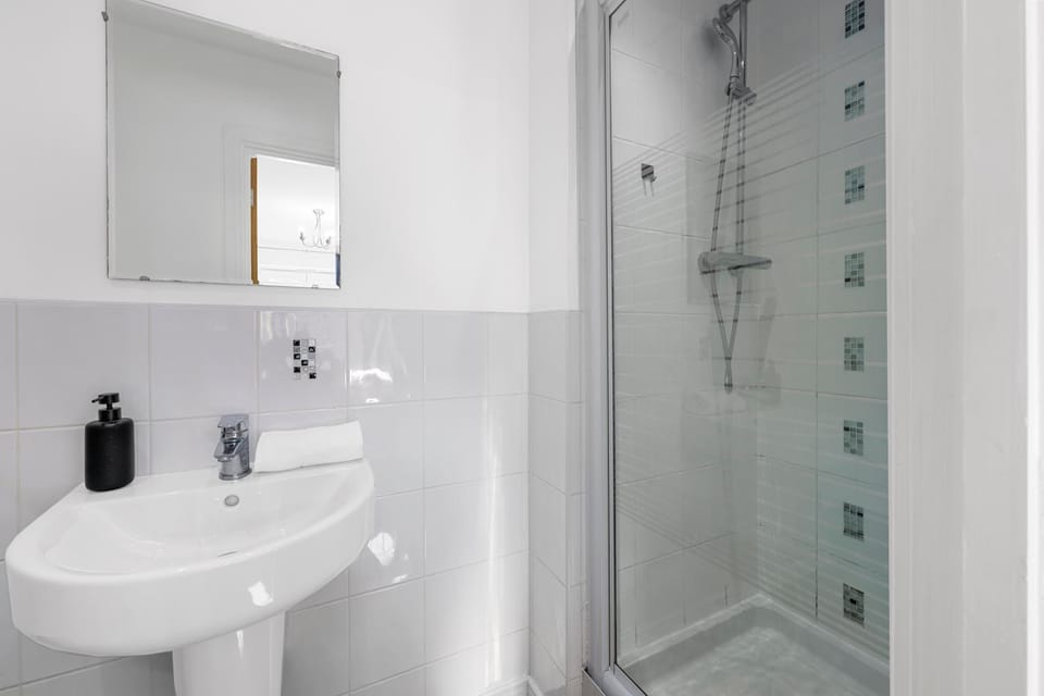 Luxury 4 Bed Home, Garden, Parking, 3 Baths House in Salford
