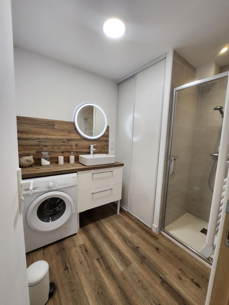 Shower, Bathroom, towels, washing machine