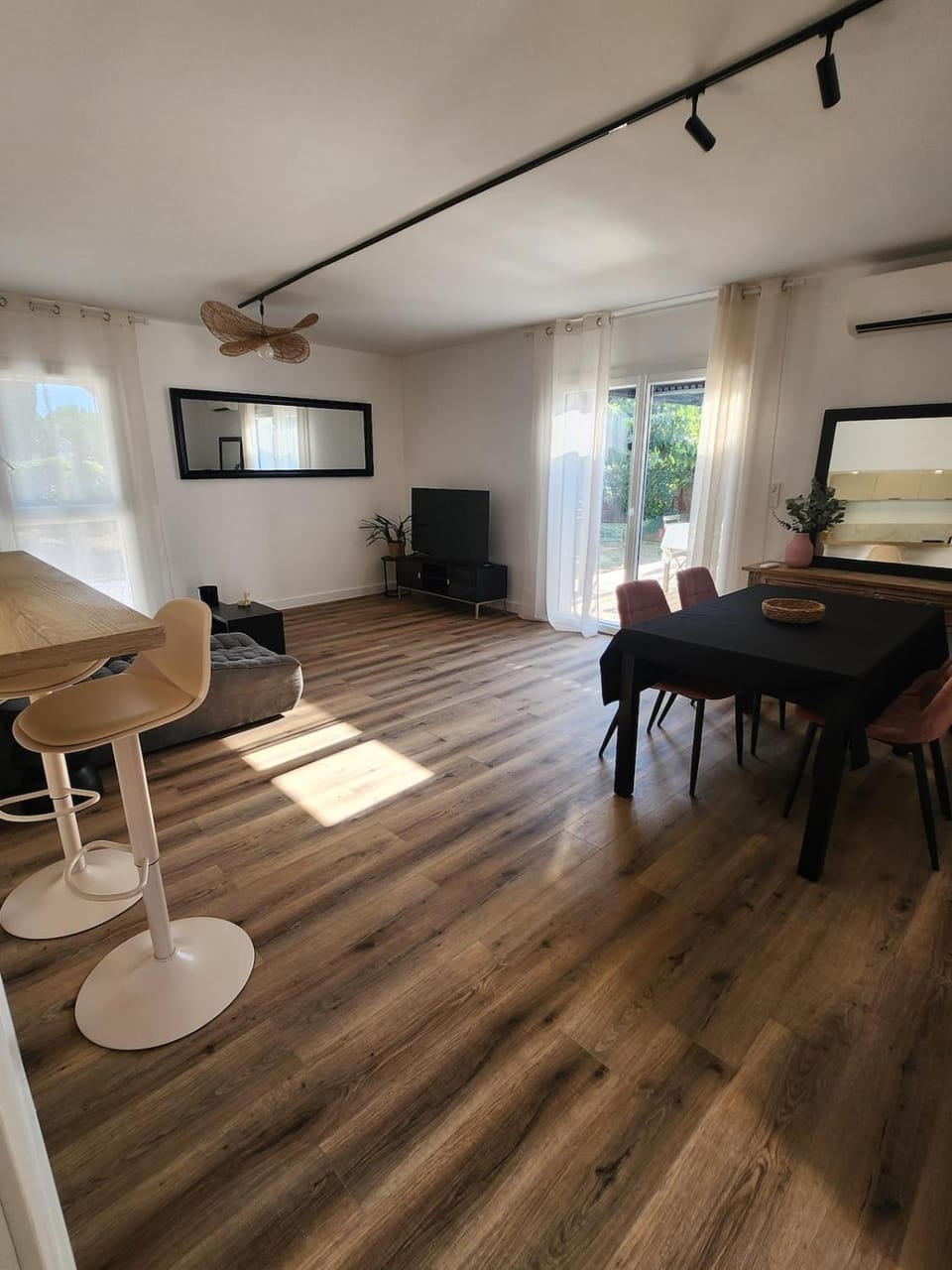 TV and multimedia, Living room, Dining area