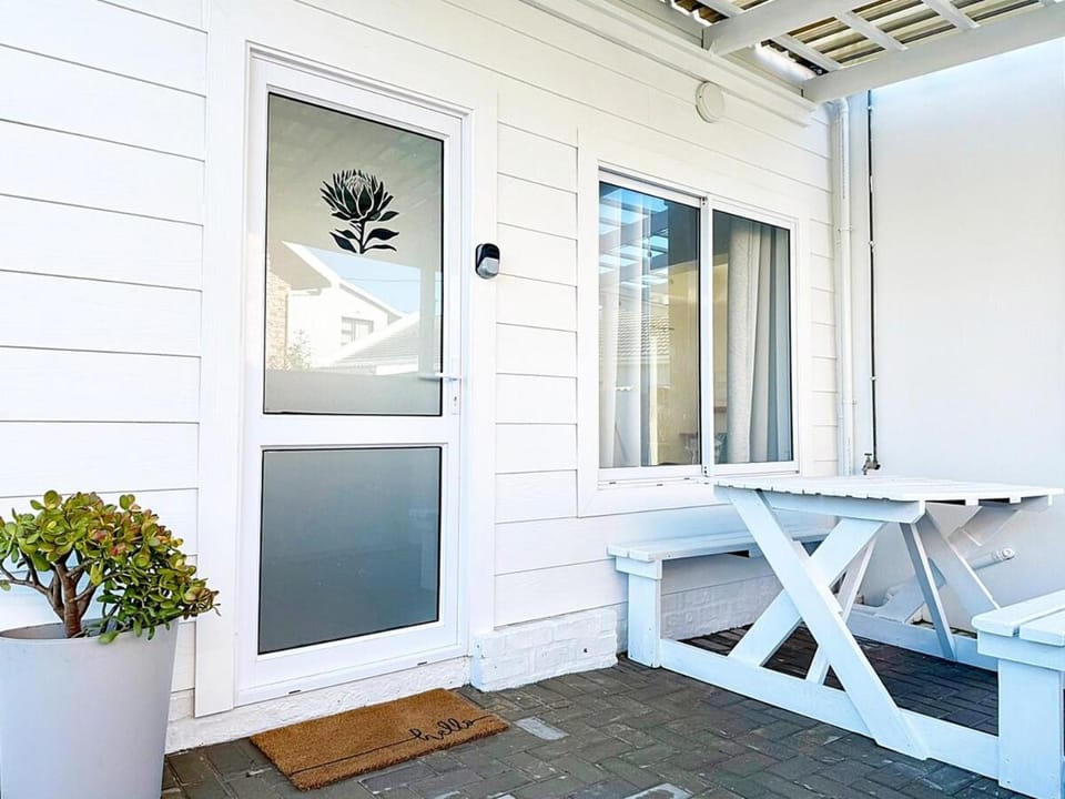 Patio, Facade/entrance, Day, Balcony/Terrace, Dining area