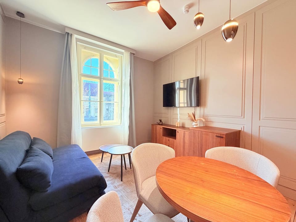 TV and multimedia, Living room, Photo of the whole room, Seating area, Dining area