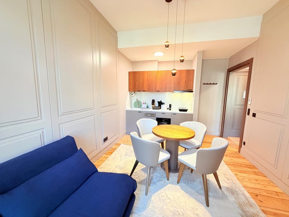 TV and multimedia, Coffee/tea facilities, Kitchen or kitchenette, Living room, Photo of the whole room, Seating area, Dining area, dishwasher, oven, stove, kitchen