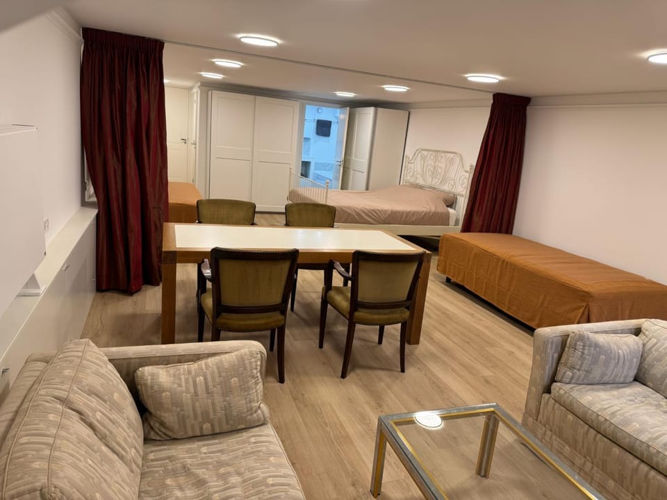 Herengracht 204 Souterrain Studio Apt without kitchen Bed and Breakfast in Amsterdam