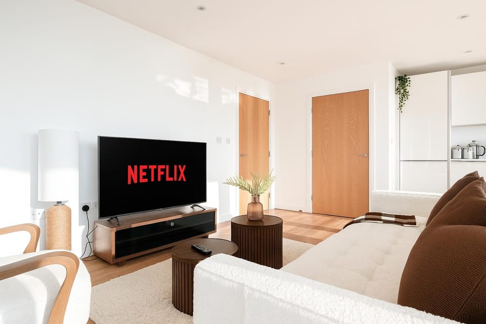 Luxury 2BR Penthouse in Harrow with Balcony, Private Gym, Games Room & Guests Lounge Apartment in Harrow