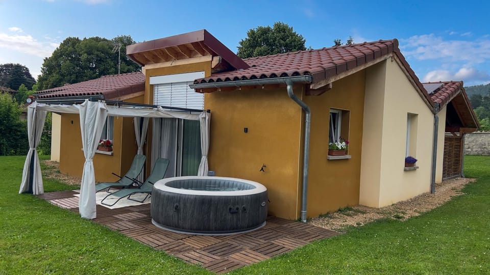 Property building, Spring, Natural landscape, Spa and wellness centre/facilities