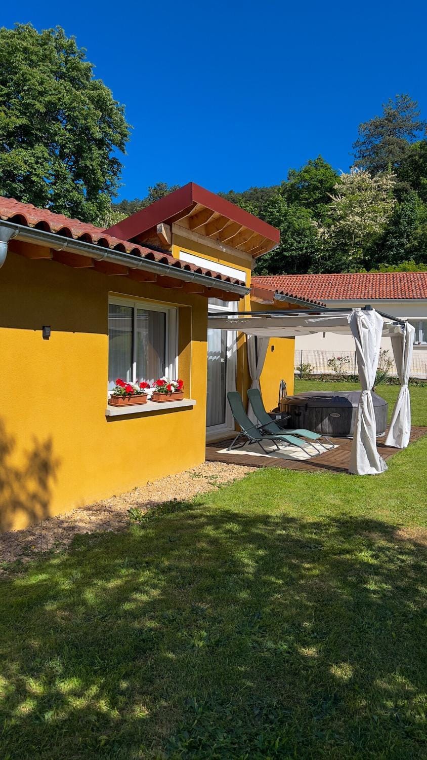 Property building, Garden, Balcony/Terrace