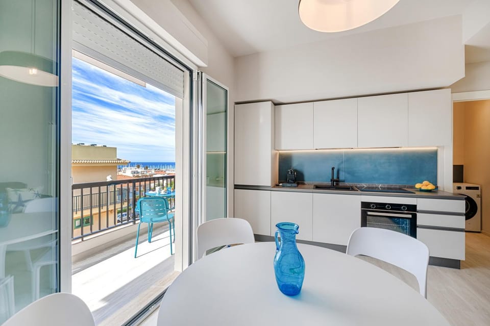 Coffee/tea facilities, Balcony/Terrace, Kitchen or kitchenette, Living room, Dining area, Sea view, dishwasher, stove