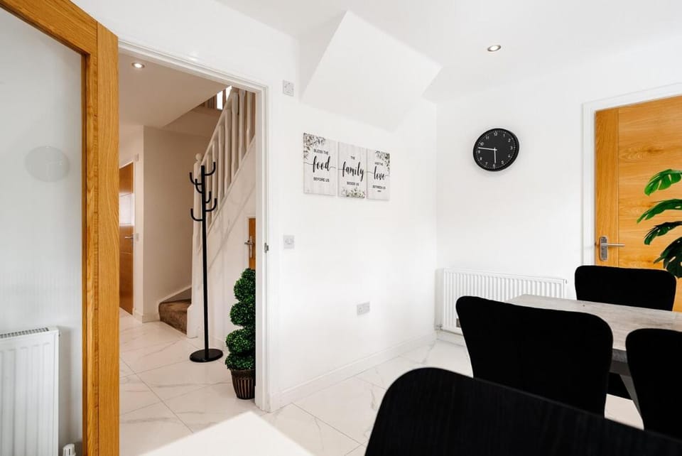 Detached 5 Bedroom Home In Glasgow with Driveway House in Glasgow