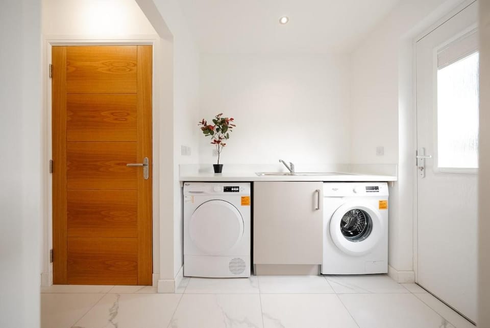 Detached 5 Bedroom Home In Glasgow with Driveway House in Glasgow