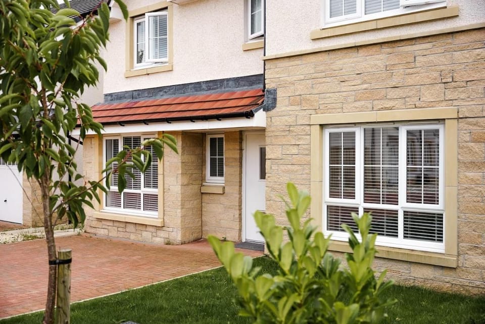 Detached 5 Bedroom Home In Glasgow with Driveway House in Glasgow