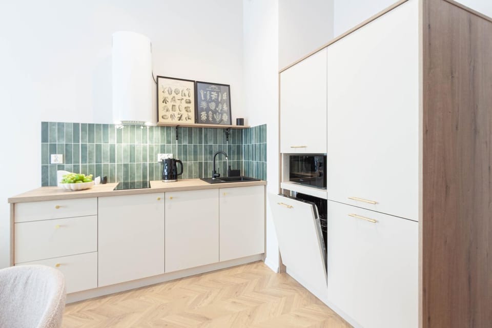 Coffee/tea facilities, Kitchen or kitchenette, dishwasher, microwave, stove