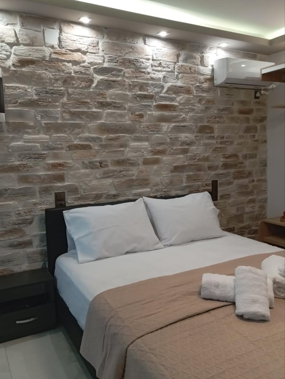 Bed, Bedroom, towels