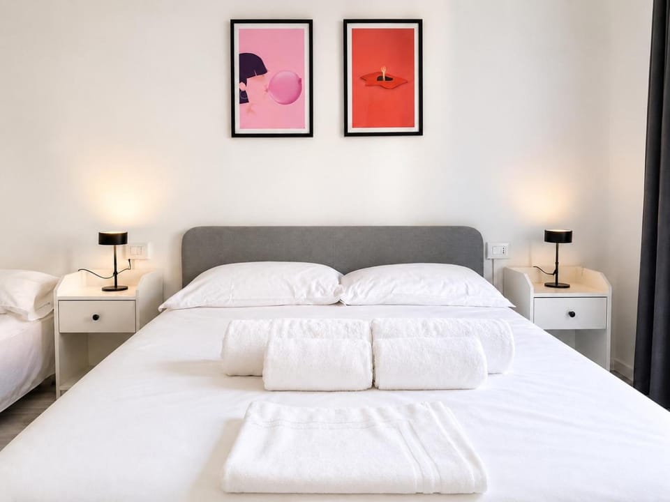 Bed, Photo of the whole room, Bedroom, towels