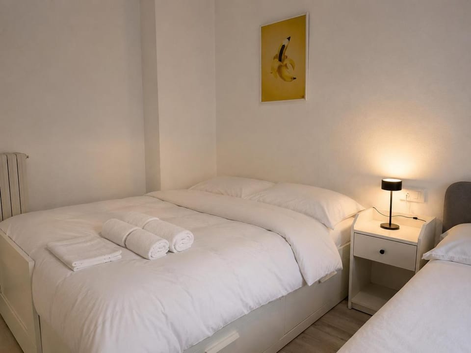 Bed, Photo of the whole room, Bedroom, towels