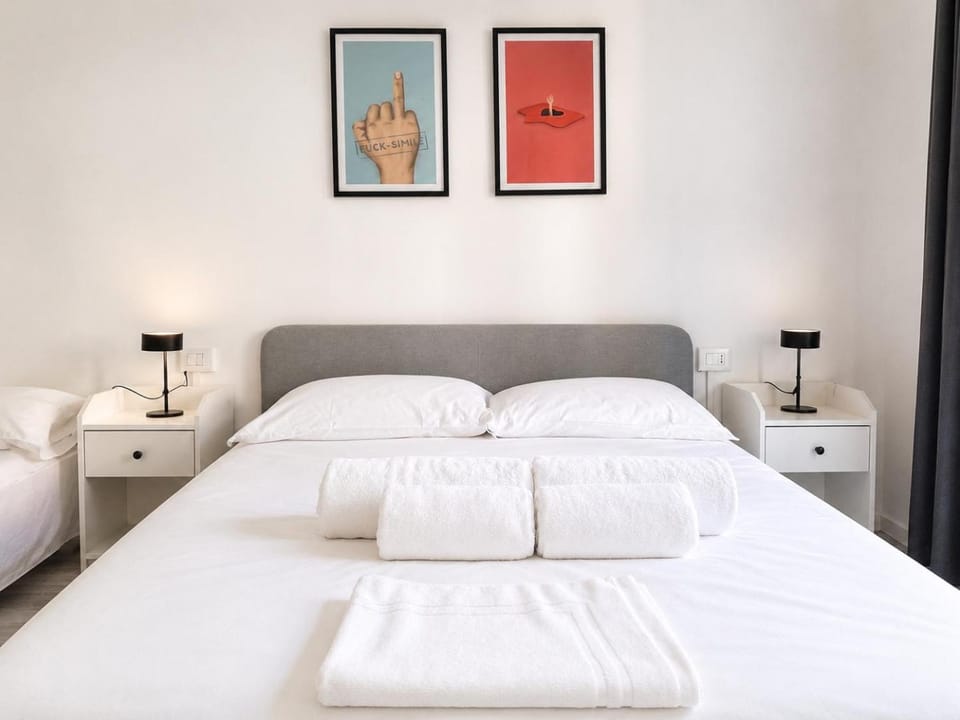 Bed, Photo of the whole room, Bedroom, towels