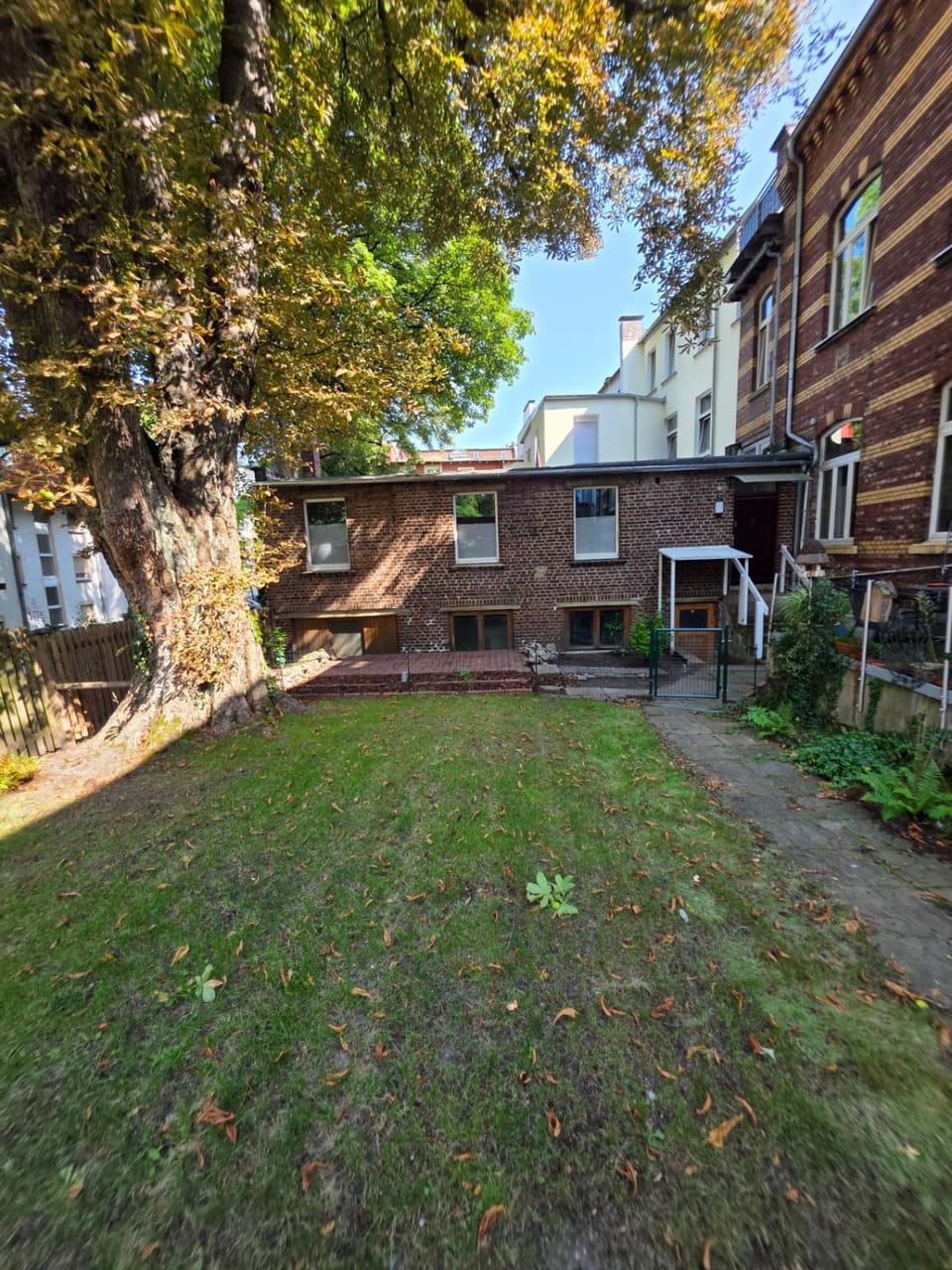 Property building, Day, Neighbourhood, Garden, Garden view