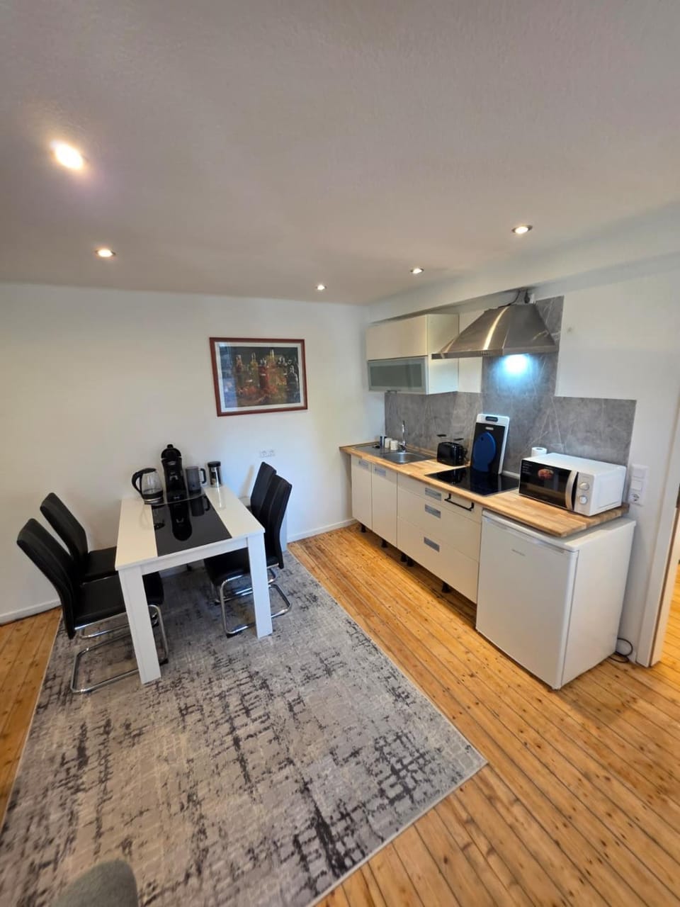 Kitchen or kitchenette, Living room, Seating area, Dining area