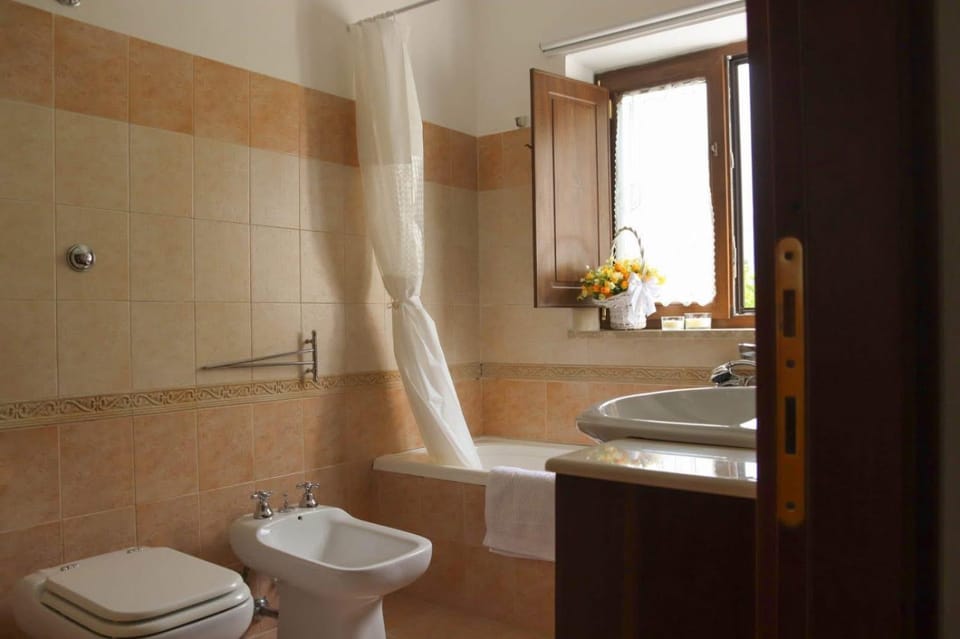 Shower, Toilet, Bathroom, Bath, bidet, towels