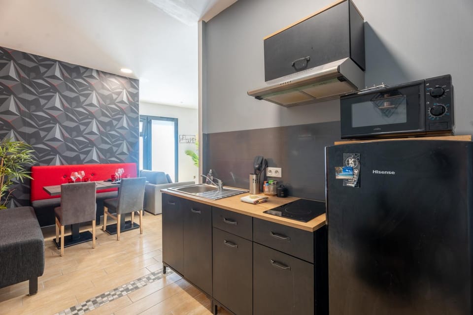 Kitchen or kitchenette, Dining area, oven, stove