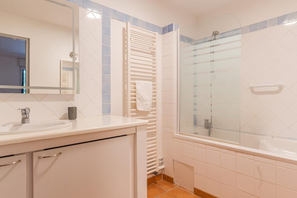 Bathroom, Living room