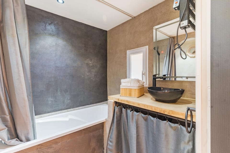 Bathroom, Living room