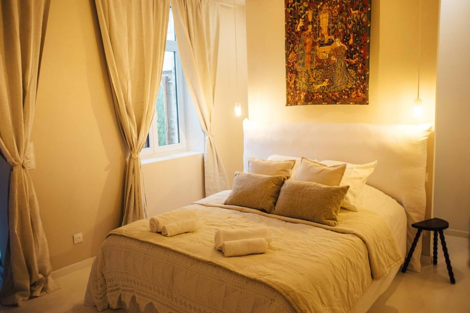 Bed, Photo of the whole room, Bedroom, towels