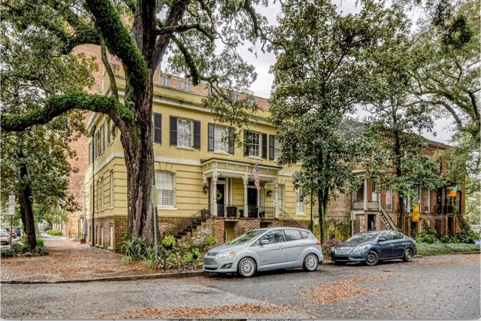 Savannah Garden on Historic E Jones St Apartment in Savannah