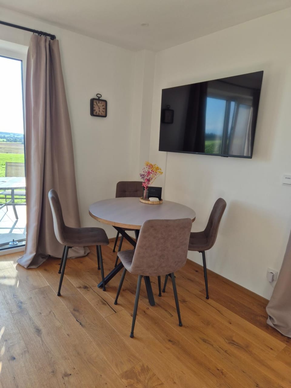 TV and multimedia, Dining area