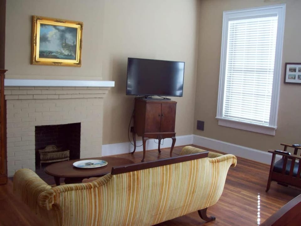 Large Historic Downtown Loft Front Apartment in Macon