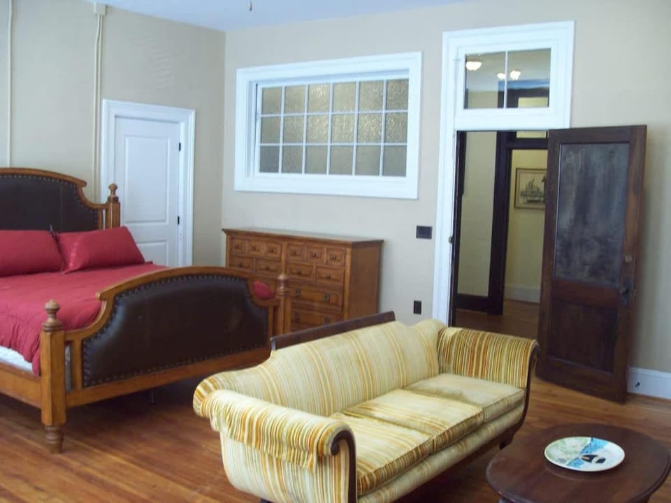 Large Historic Downtown Loft Front Apartment in Macon