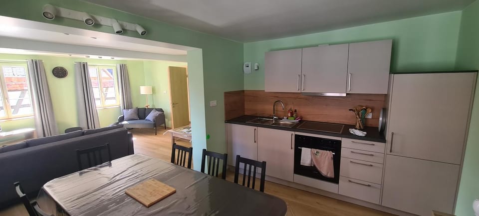 Kitchen or kitchenette, Dining area