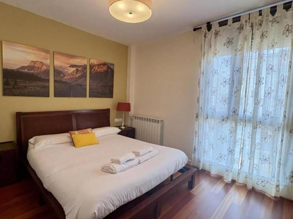 Apto Varellas l Vistas l WIFI l Amplio l Balcón Apartment in Aragon
