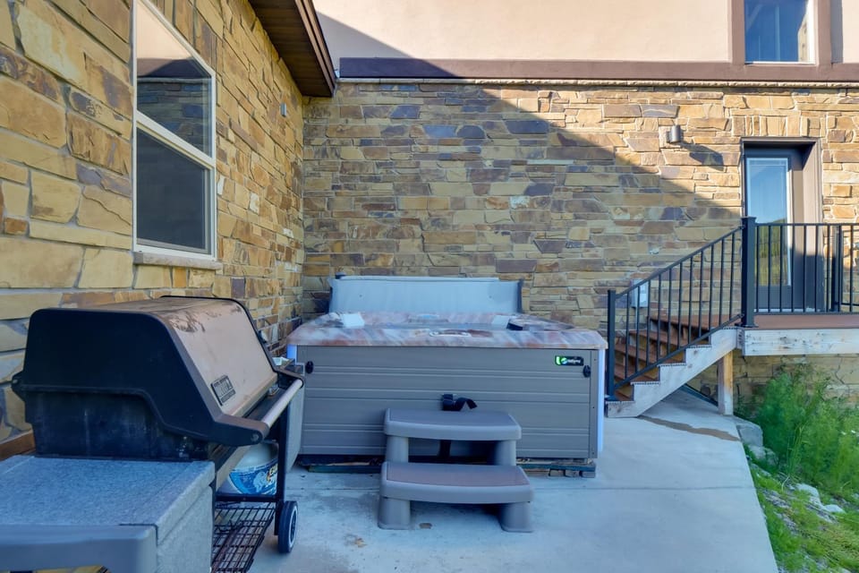 Luxe Ski Escape! Breck Home w/ Hot Tub & Game Room House in Blue River