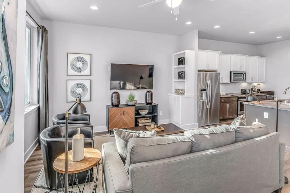 TV and multimedia, Kitchen or kitchenette, Living room, Seating area