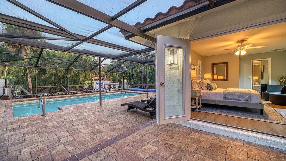 Casa Del Mar - Pet Friendly House on Siesta Key w/ Outdoor Patio & Private Screened-In Heated Pool! House in Siesta Key