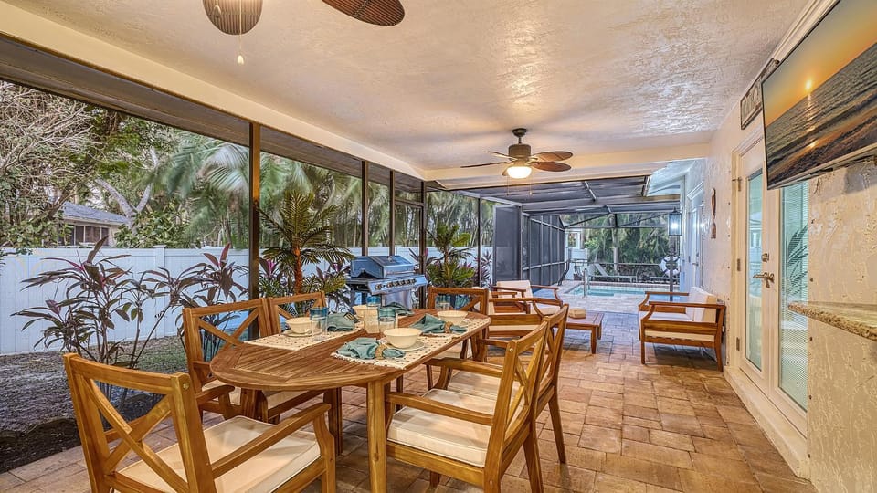 Casa Del Mar - Pet Friendly House on Siesta Key w/ Outdoor Patio & Private Screened-In Heated Pool! House in Siesta Key
