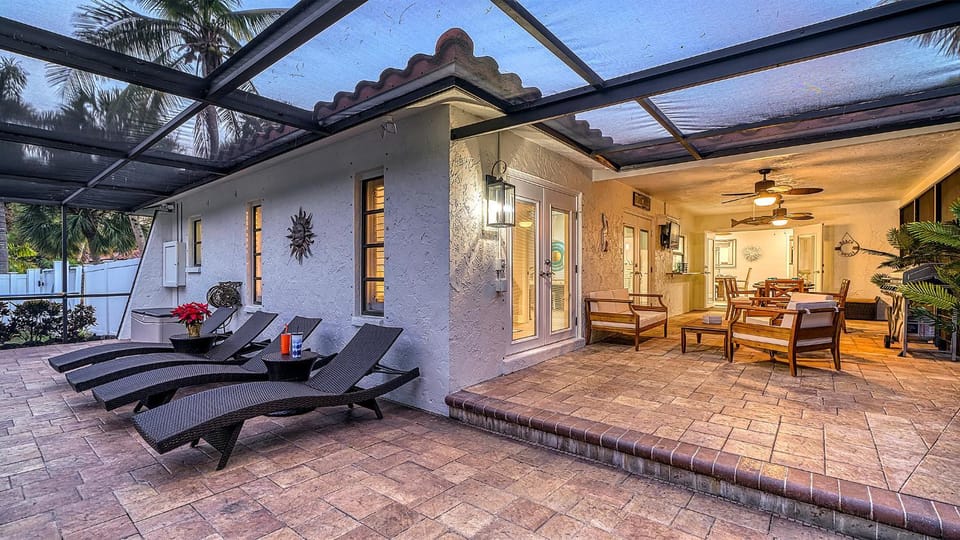 Casa Del Mar - Pet Friendly House on Siesta Key w/ Outdoor Patio & Private Screened-In Heated Pool! House in Siesta Key