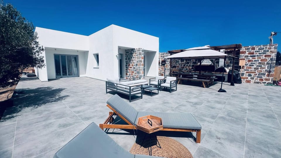 Property building, Day, Balcony/Terrace, Seating area, sunbed