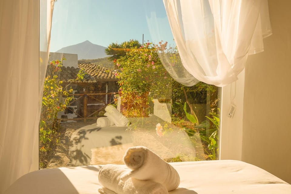 Bed, Day, Photo of the whole room, Bedroom, Mountain view