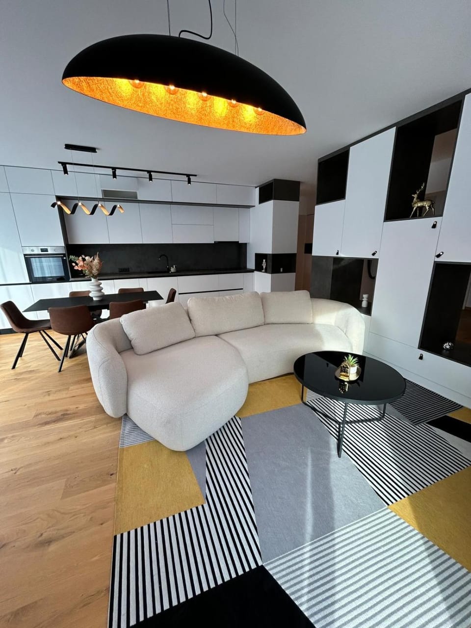Kitchen or kitchenette, Living room, Seating area, Dining area