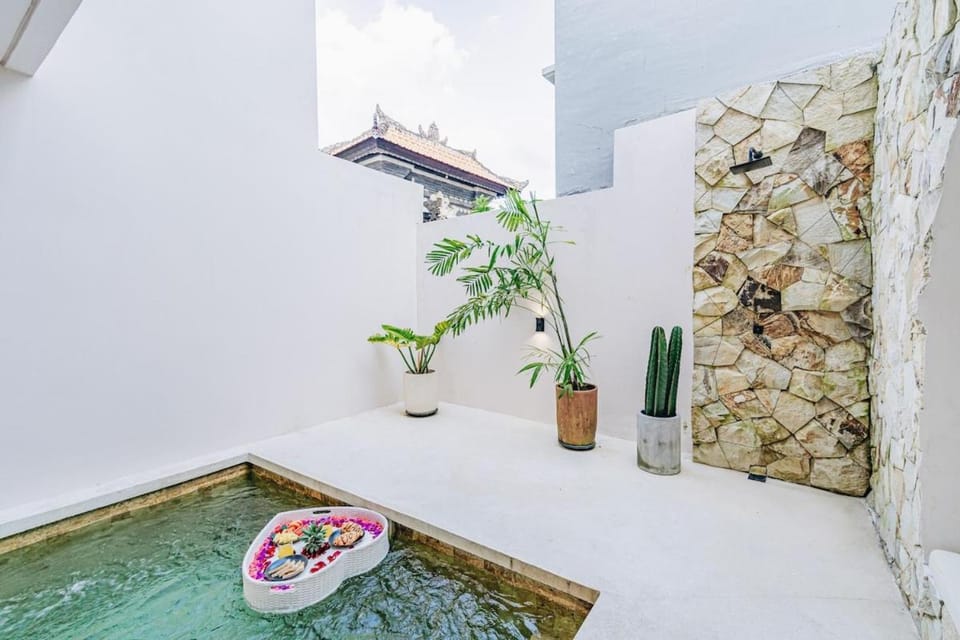1BR Balcony Pool Villa Near Seseh Beach Villa in Kediri