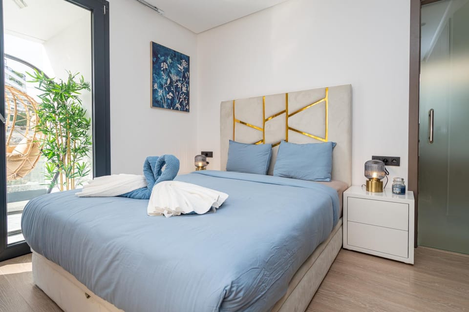 Bed, Bedroom, towels