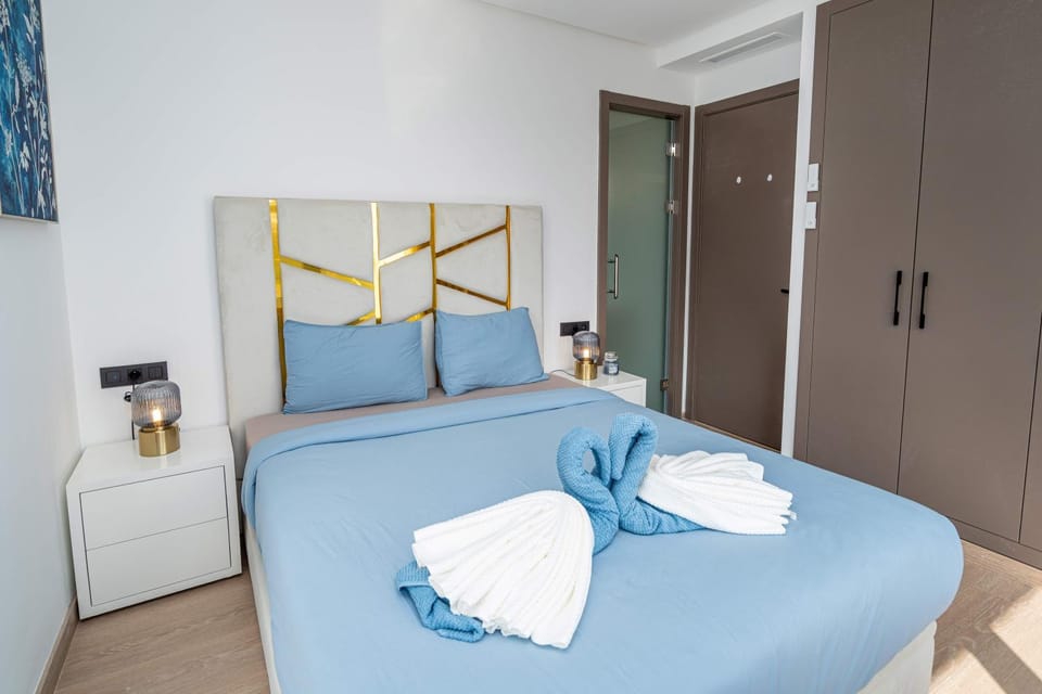 Bed, Bedroom, towels