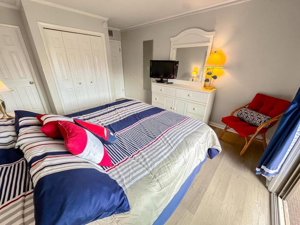 Bed, TV and multimedia, Photo of the whole room, Bedroom