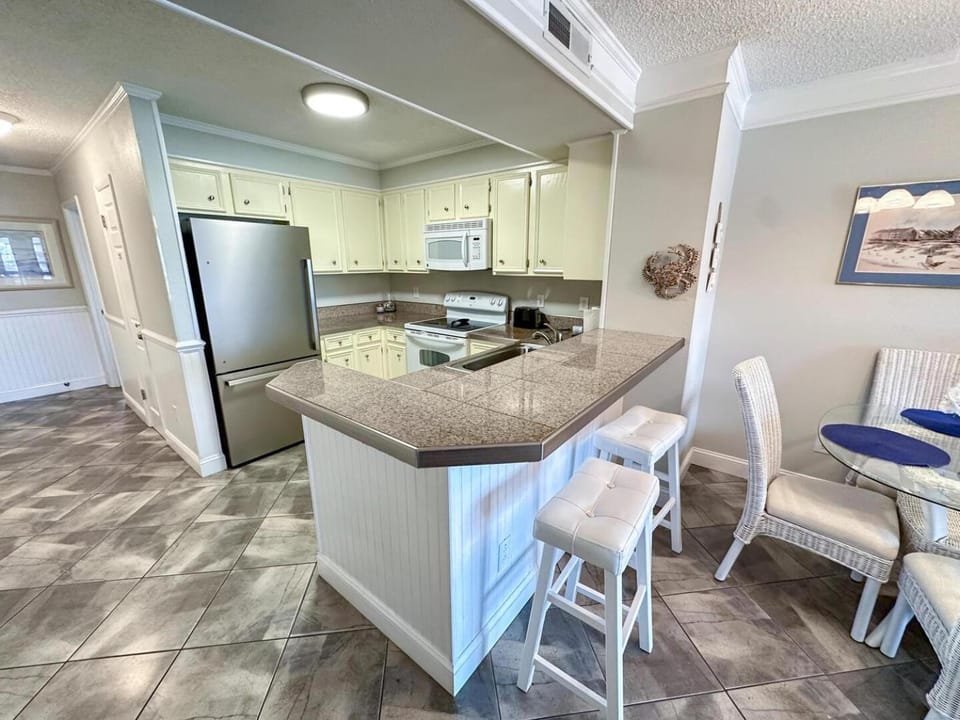 Kitchen or kitchenette, Dining area, oven, stove