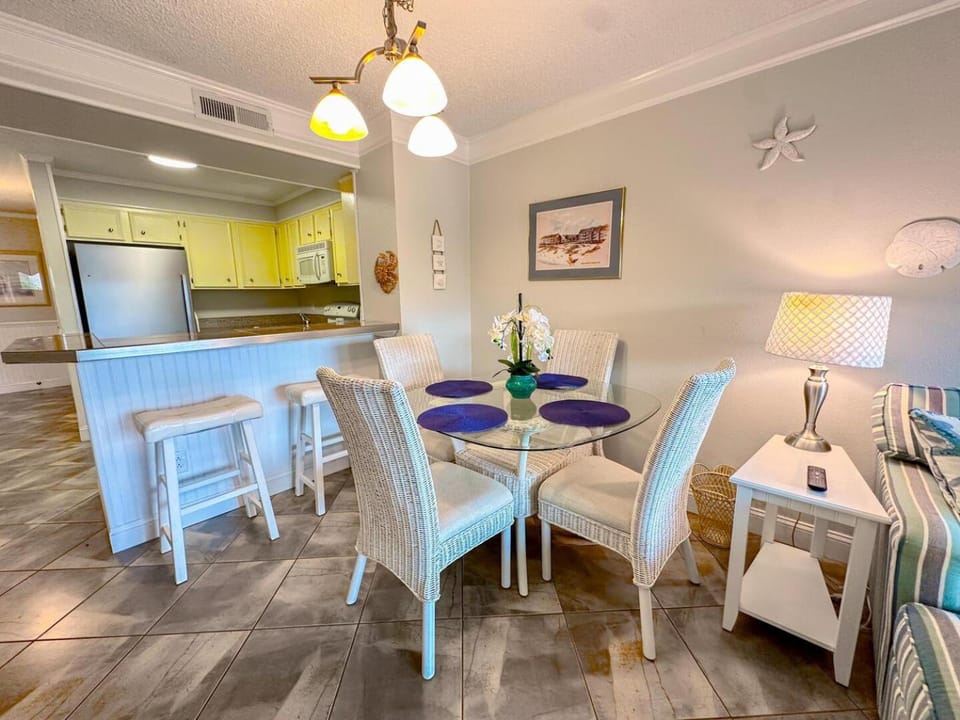 Seating area, Dining area