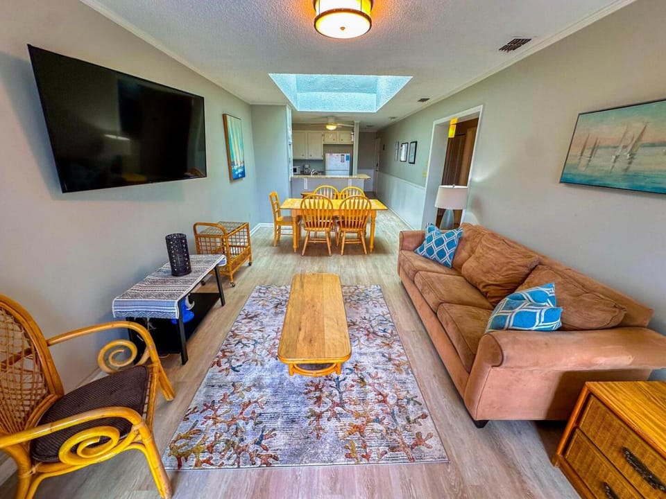 Communal lounge/ TV room, TV and multimedia, Living room, Seating area, Dining area